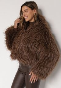 Born2be - Brązowa Kurtka Futerko na Suwak z Kapturem Zetale. Okazja: na spacer. Typ kołnierza: kaptur. Kolor: brązowy. Materiał: futro. Wzór: gładki #1