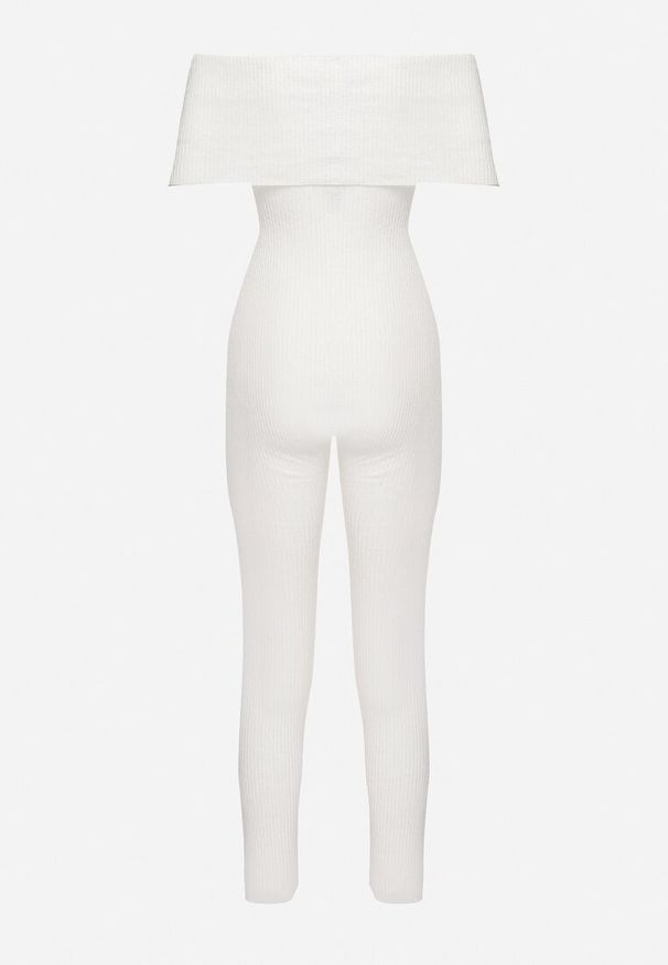 Born2be - Biały Elastyczny Kombinezon Dopasowany z Hiszpańskim Dekoltem Necta. Okazja: na imprezę. Kolor: biały