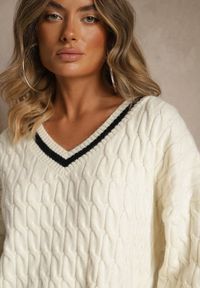 Renee - Jasnobeżowy Sweter w Stylu Preppy z Dodatkiem Kaszmiru i Warkoczowym Splotem Belmire. Okazja: na co dzień. Typ kołnierza: dekolt w serek. Kolor: beżowy. Materiał: kaszmir. Wzór: ze splotem. Styl: casual, klasyczny #3