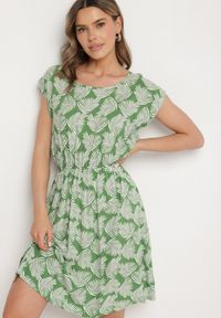 Born2be - Zielona Sukienka o Rozkloszowanym Kroju z Gumką w Pasie i Krótkim Rękawem Serive. Okazja: na co dzień, na spotkanie biznesowe. Kolor: zielony. Długość rękawa: krótki rękaw. Typ sukienki: rozkloszowane. Styl: biznesowy, klasyczny, casual, elegancki #3
