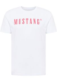 Mustang - MUSTANG Style Alex C LOGO Tee MĘSKI T-SHIRT KOSZULKA NADRUK LOGO General White 1013221 2045. Okazja: na plażę. Kolekcja: plus size. Materiał: bawełna, jeans, skóra. Długość: długie. Wzór: nadruk. Styl: retro, wizytowy