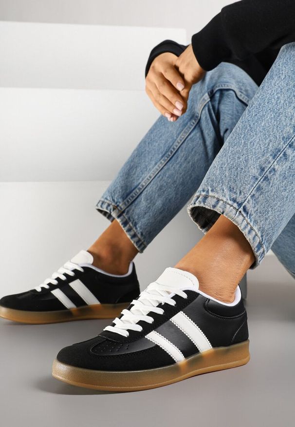 Born2be - Czarne Sneakersy Typu Kultowe Tenisówki z Ozdobnymi Przeszyciami Selfia. Okazja: na co dzień. Kolor: czarny. Materiał: jeans. Obcas: na płaskiej podeszwie