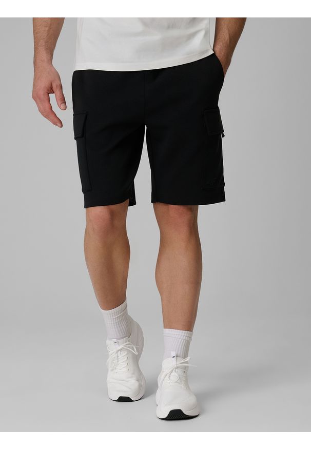 4f - 4F Spodenki dresowe cargo męskie - czarne XL. Kolor: czarny. Materiał: dresówka