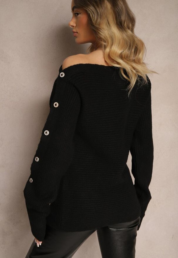 Renee - Czarny Elegancki Sweter z Dekoltem w Łódkę Zdobiony Guzikami i Wycięciami na Rękawach Dorida. Okazja: na co dzień. Typ kołnierza: dekolt w łódkę. Kolor: czarny. Materiał: jeans. Długość rękawa: długi rękaw. Długość: długie. Wzór: aplikacja. Styl: elegancki