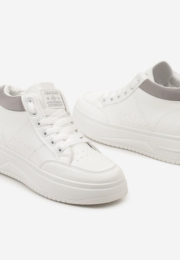 Renee - Biało-Szare Sneakersy z Cholewką za Kostkę i Perforacją Alinetapia. Wysokość cholewki: za kostkę. Nosek buta: okrągły. Zapięcie: sznurówki. Kolor: biały. Szerokość cholewki: normalna. Obcas: na obcasie. Wysokość obcasa: niski