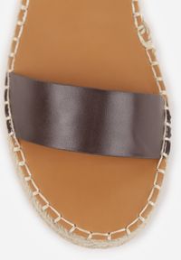 Born2be - Ciemnobrązowe Sandały VICES na Niskim Koturnie z Plecionki z Paskiem Wokół Kostki Tetea. Okazja: na co dzień. Zapięcie: pasek. Kolor: brązowy. Materiał: len. Sezon: lato. Obcas: na koturnie. Styl: casual, klasyczny #6