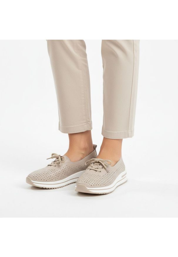 Półbuty damskie S.Barski, lekka konstrukcja perforowana cholewka sznurowanie elastyczna podeszwa miękkie wnętrze, beżowe, LR61-7044. Okazja: na co dzień. Zapięcie: sznurówki. Kolor: beżowy. Materiał: jeans. Szerokość cholewki: normalna. Sezon: wiosna, lato. Obcas: na platformie. Styl: casual, elegancki, klasyczny