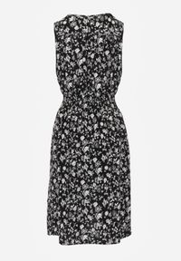 Renee - Czarna Sukienka z Wiskozy z Kopertowym Dekoltem i Gumką w Pasie Hodnisa. Kolor: czarny. Materiał: wiskoza. Wzór: kwiaty. Typ sukienki: kopertowe #2