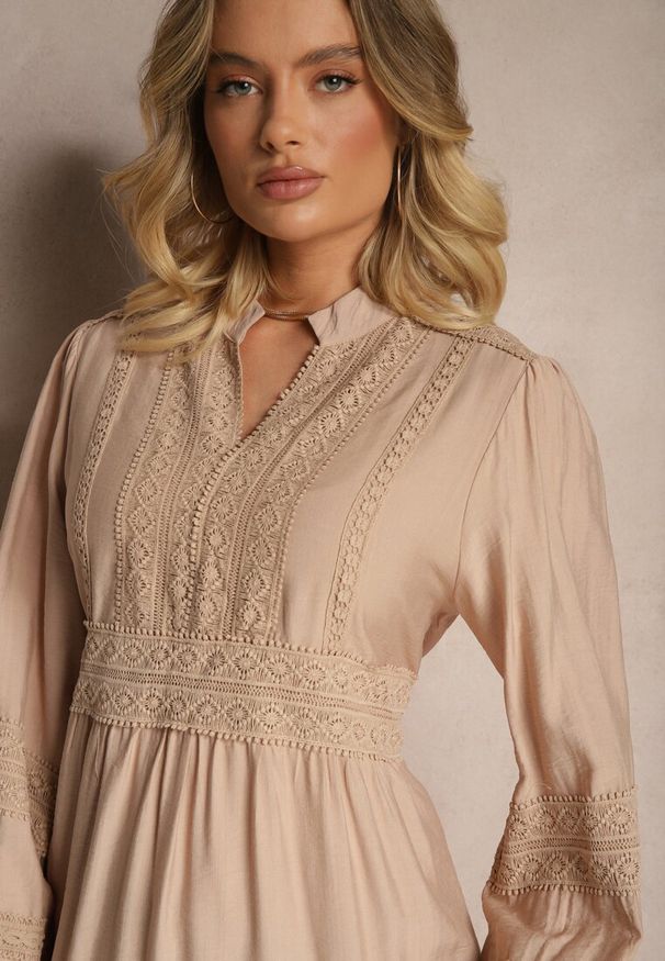 Renee - Beżowa Rozkloszowana Sukienka z Wiskozy w Stylu Boho z Koronką i Gumką Gonalien. Okazja: na co dzień. Typ kołnierza: dekolt w kształcie V. Kolor: beżowy. Materiał: koronka, wiskoza. Wzór: koronka. Sezon: lato, wiosna. Styl: boho