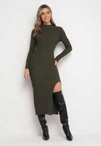 Born2be - Ciemnozielona Prążkowana Maxi Sukienka z Wiskozą Ozdobiona Guzikami i Rozcięciem Pollare. Kolor: zielony. Materiał: prążkowany, wiskoza. Wzór: aplikacja. Sezon: zima. Długość: maxi #7