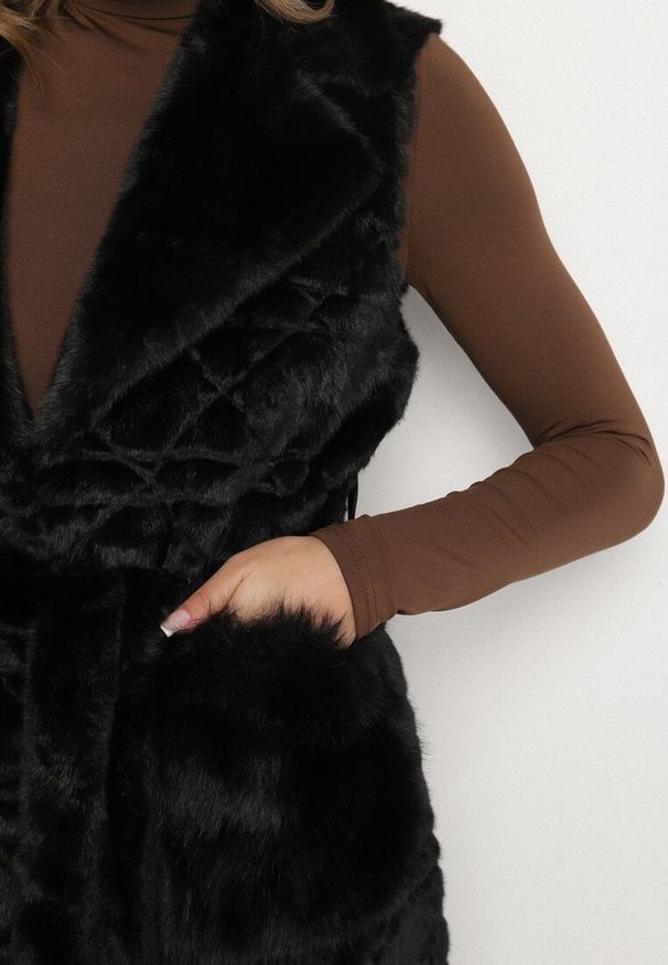 Born2be - Czarna Futrzana Kamizelka z Wiązanym Paskiem i Ozdobnymi Przeszyciami Raetila. Okazja: na co dzień, na spotkanie biznesowe, do pracy. Typ kołnierza: golf. Kolor: czarny. Materiał: futro. Wzór: aplikacja. Styl: casual, biznesowy, elegancki