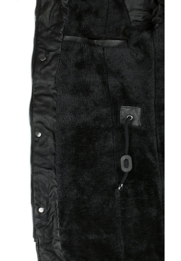 Zen Zen - Kurtka Czarna, Dłuższa Parka Jesienno-Zimowa z Kożuchem, Odpinany Kaptur, Imitacja Skóry. Typ kołnierza: kołnierzyk stójkowy. Kolor: czarny. Materiał: skóra. Długość: długie. Sezon: zima, jesień