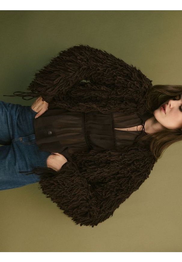 Reserved - Kardigan z frędzlami - brązowy. Kolor: brązowy. Materiał: dzianina