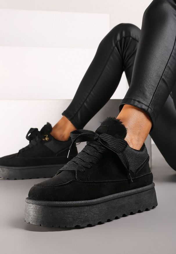 Renee - Czarne Sneakersy na Platformie ze Sznurowaniem Ozdobione Futerkiem Vaivelle. Kolor: czarny. Materiał: futro. Wzór: aplikacja. Obcas: na platformie
