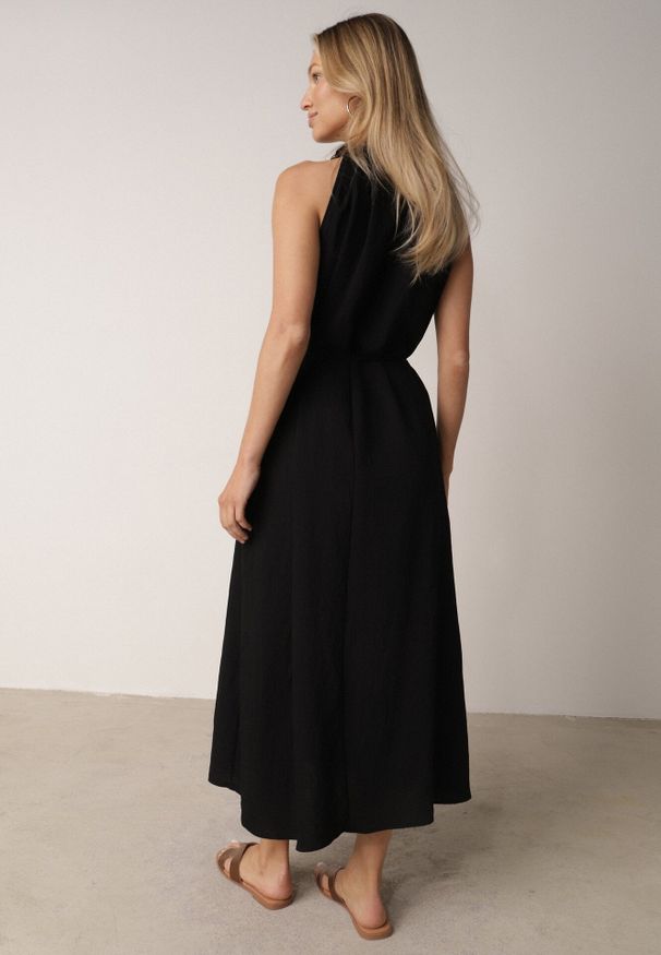Born2be - Czarna Wiskozowa Sukienka Bez Rękawów z Warkoczowym Splotem przy Dekolcie Shirineli. Okazja: na co dzień. Kolekcja: plus size. Kolor: czarny. Materiał: wiskoza. Długość rękawa: bez rękawów. Wzór: ze splotem. Typ sukienki: proste, dla puszystych. Styl: elegancki, casual, klasyczny, boho
