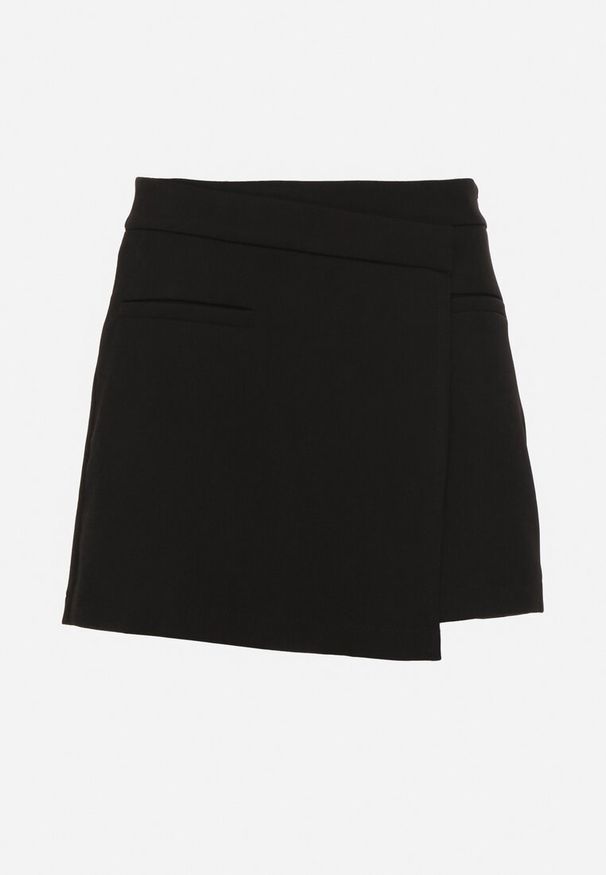 Born2be - Czarne Spódnico-Szorty o Asymetrycznym Kroju z Imitacją Kieszeni Tulzeki. Okazja: na co dzień. Kolor: czarny. Styl: elegancki, casual