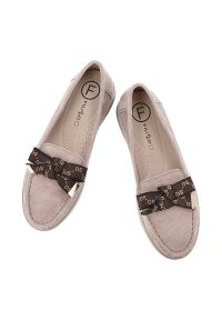 Mokasyny damskie Filippo, cholewka skóra naturalna zamszowa fason wsuwany ozdobna klamra na przodzie miękka linia noska stabilna podeszwa delikatnie. Okazja: na co dzień, na spacer. Zapięcie: klamry. Kolor: beżowy. Materiał: skóra, zamsz. Szerokość cholewki: normalna. Wzór: aplikacja. Sezon: wiosna, jesień. Styl: casual, klasyczny, elegancki #9