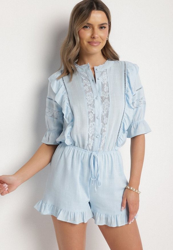 Born2be - Jasnoniebieski Kombinezon z Lnu i Wiskozy w Stylu Boho z Falbankami i Koronką Linalisse. Okazja: na co dzień. Kolor: niebieski. Materiał: koronka, wiskoza, len. Wzór: koronka. Styl: boho