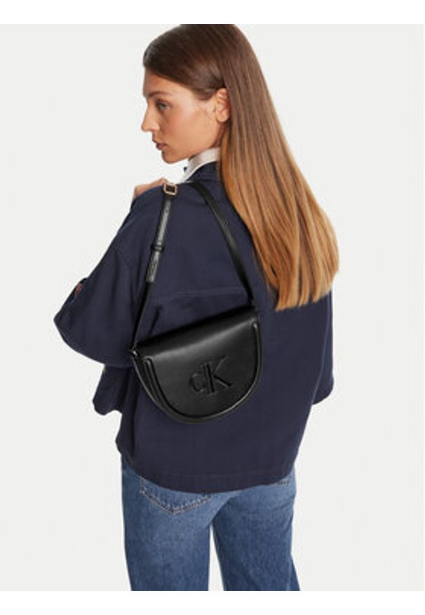 Calvin Klein Torebka Bold Ck Saddle Crossbody LV04F3221G Czarny. Kolor: czarny. Materiał: skórzane