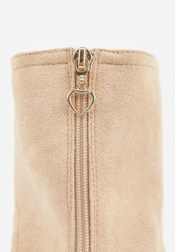 Renee - Beżowe Sandały Typu Botki Ozdobione Metaliczną Klamrą z Przodu Adrasaia. Zapięcie: klamry. Kolor: beżowy. Wzór: aplikacja. Sezon: lato