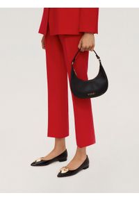 Kazar - Czarna skórzana torebka w kształcie półksiężyca. Kolor: czarny. Materiał: skórzane. Rozmiar: małe. Rodzaj torebki: na ramię #7