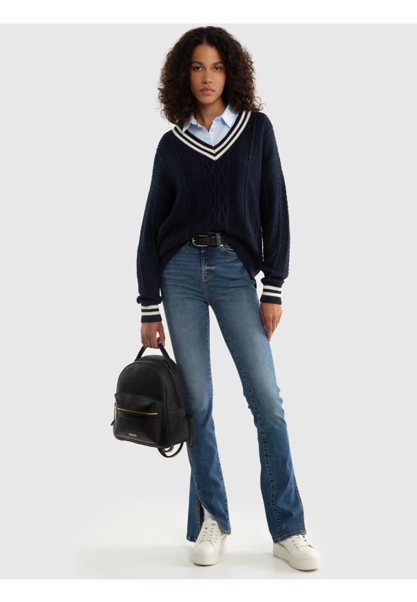 Big-Star - Sweter damski z wiskozy z dekoltem v-neck granatowy Cyntylia 403. Okazja: na co dzień. Typ kołnierza: dekolt w kształcie V. Kolor: niebieski. Materiał: wiskoza. Wzór: ze splotem. Styl: klasyczny, elegancki, casual
