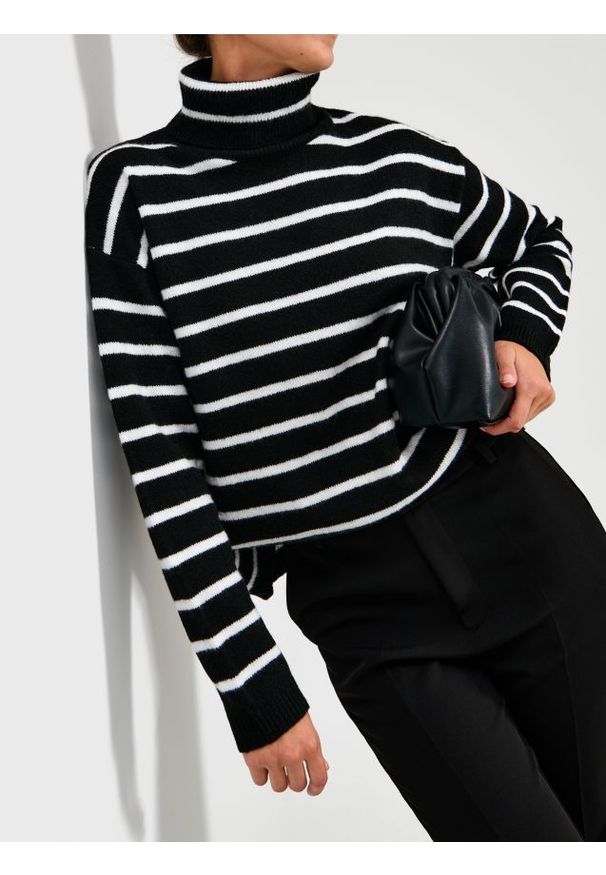 Sinsay - Golf w paski - czarny. Typ kołnierza: golf. Kolor: czarny. Wzór: paski