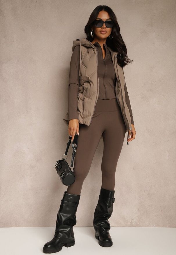 Renee - Ciemnobeżowa Pikowana Kamizelka z Kapturem w Stylu Basic Cleopie. Okazja: na spacer, na co dzień. Typ kołnierza: kaptur. Kolor: beżowy. Styl: casual, klasyczny, sportowy