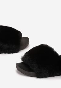 Renee - Czarne Klapki Aphitti. Nosek buta: otwarty. Kolor: czarny. Materiał: guma, jeans, materiał, futro. Sezon: lato. Styl: klasyczny #4