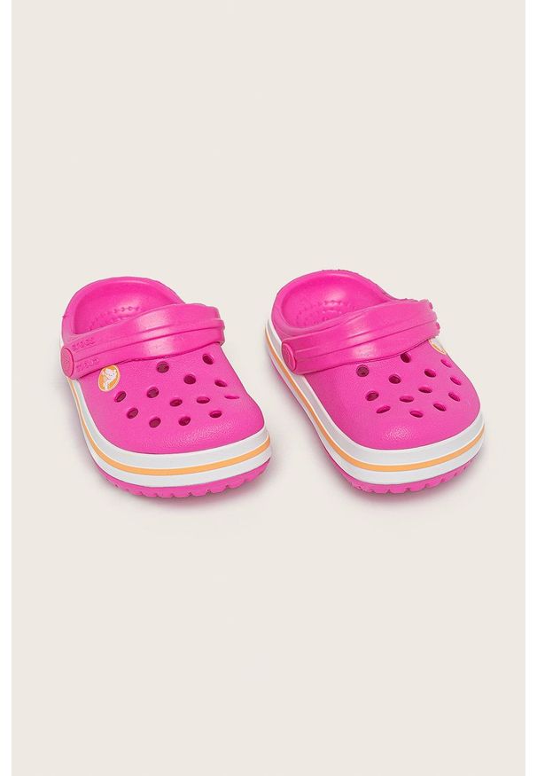 Crocs - Klapki dziecięce. Kolor: różowy. Materiał: guma, materiał. Wzór: gładki