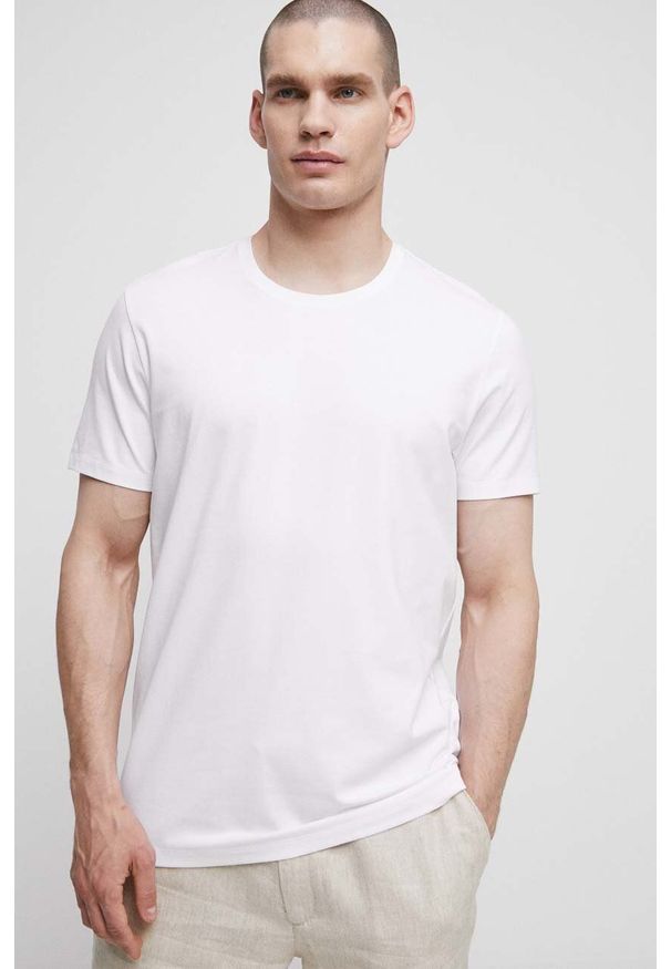 medicine - Medicine t-shirt męski kolor biały gładki. Kolor: biały. Materiał: dzianina. Długość rękawa: krótki rękaw. Długość: krótkie. Wzór: gładki. Styl: klasyczny