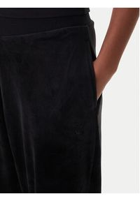 Juicy Couture Spodnie dresowe Davidson JCBBJ224811 Czarny Regular Fit. Kolor: czarny. Materiał: syntetyk #3