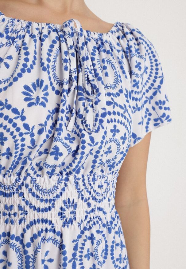 Born2be - Niebiesko-Biała Rozkloszowana Sukienka z Bawełną i Abstrakcyjnym Wzorem Ldivoria. Okazja: na spacer, na imprezę. Kolor: niebieski. Materiał: bawełna. Styl: elegancki