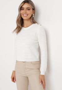 Born2be - Biały Klasyczny Sweter z Napami Tavai. Kolor: biały. Długość rękawa: długi rękaw. Długość: długie. Styl: klasyczny