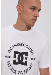 DC t-shirt bawełniany kolor biały z nadrukiem. Okazja: na co dzień. Kolor: biały. Materiał: bawełna. Wzór: nadruk. Styl: casual