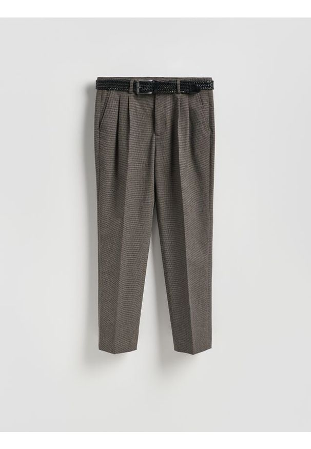 Reserved - Spodnie z plecionym paskiem - ciemnoszary. Kolor: szary. Materiał: wiskoza, tkanina