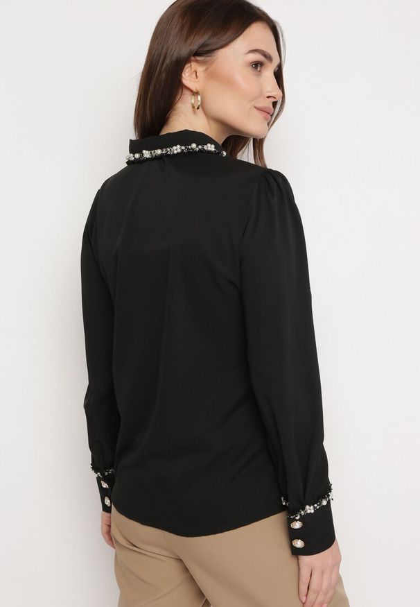 Born2be - Czarna Koszula o Klasycznym Fasonie z Perełkami Novellia. Kolor: czarny. Styl: klasyczny