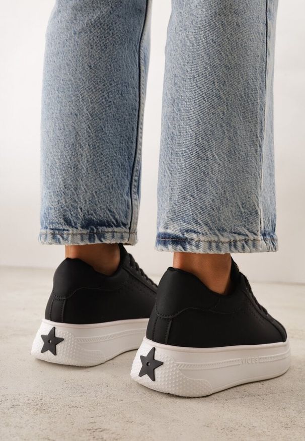 Renee - Czarne Sneakersy VICES Ozdobione Gwiazdą i Błyszczącą Wstawką Oranatta. Okazja: na co dzień. Kolor: czarny. Materiał: jeans. Wzór: aplikacja