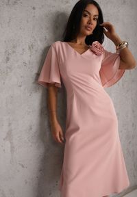 Renee - Różowa Zwiewna Sukienka Wieczorowa VICES z Aplikacją 3D w Kształcie Kwiatu Themira. Typ kołnierza: dekolt w kształcie V. Kolor: różowy. Wzór: aplikacja, kwiaty. Styl: wizytowy #4