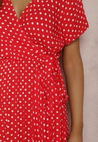 Renee - Czerwona Sukienka Boliphise. Kolor: czerwony. Materiał: tkanina. Długość rękawa: krótki rękaw. Wzór: kropki. Typ sukienki: kopertowe. Styl: klasyczny #4