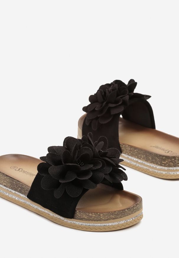 Renee - Czarne Klapki z Kwiatową Aplikacją 3D Isori. Okazja: na co dzień. Kolor: czarny. Materiał: jeans. Wzór: aplikacja, kwiaty. Sezon: wiosna. Obcas: na płaskiej podeszwie. Styl: casual