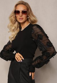 Renee - Czarny Sweter z Rękawami Ozdobionymi Kwiatami i Ażurową Koronką Persenor. Kolor: czarny. Materiał: koronka. Wzór: ażurowy, aplikacja, kwiaty, koronka