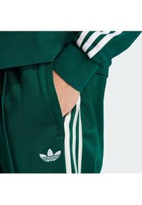 Adidas - adidas Spodnie dresowe adicolor KE3497 Zielony Loose Fit. Kolor: zielony. Materiał: bawełna #4