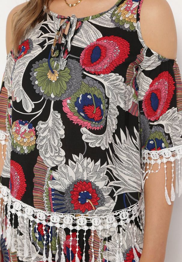 Born2be - Czarny Komplet Ozdobiony Frędzlami w Abstrakcyjny Wzór Koszulka z Wycięciami na Ramionach i Szorty Setella. Kolor: czarny. Wzór: aplikacja