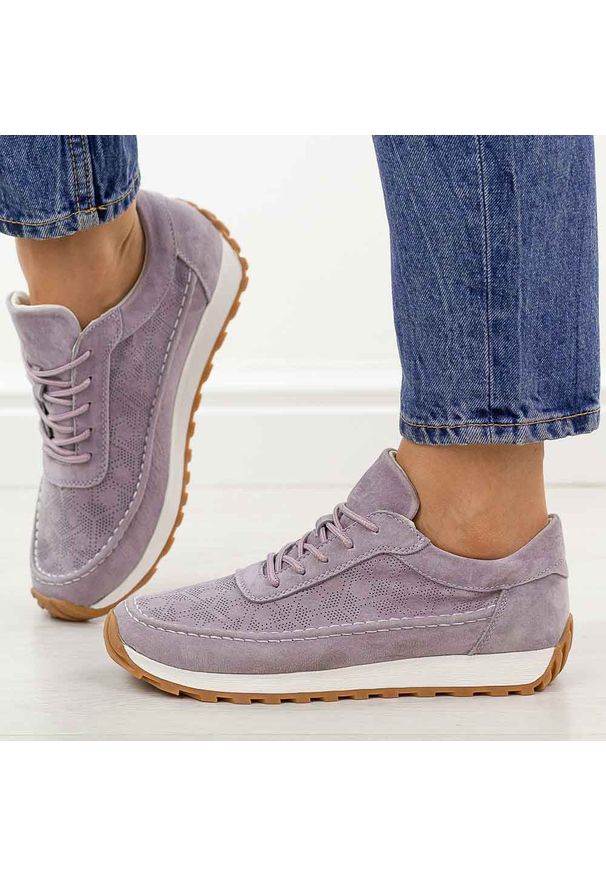 Fioletowe skórzane półbuty damskie Sergio Leone Sp001. Okazja: na co dzień. Nosek buta: okrągły. Zapięcie: sznurówki. Kolor: fioletowy. Materiał: skóra, nubuk. Szerokość cholewki: normalna. Sezon: wiosna, jesień, lato. Styl: casual, elegancki, sportowy, klasyczny