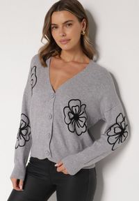 Born2be - Szary Kardigan na Guziki w Haftowane Kwiaty Tustara. Okazja: na co dzień. Kolor: szary. Materiał: jeans. Wzór: kwiaty, haft. Styl: casual #3