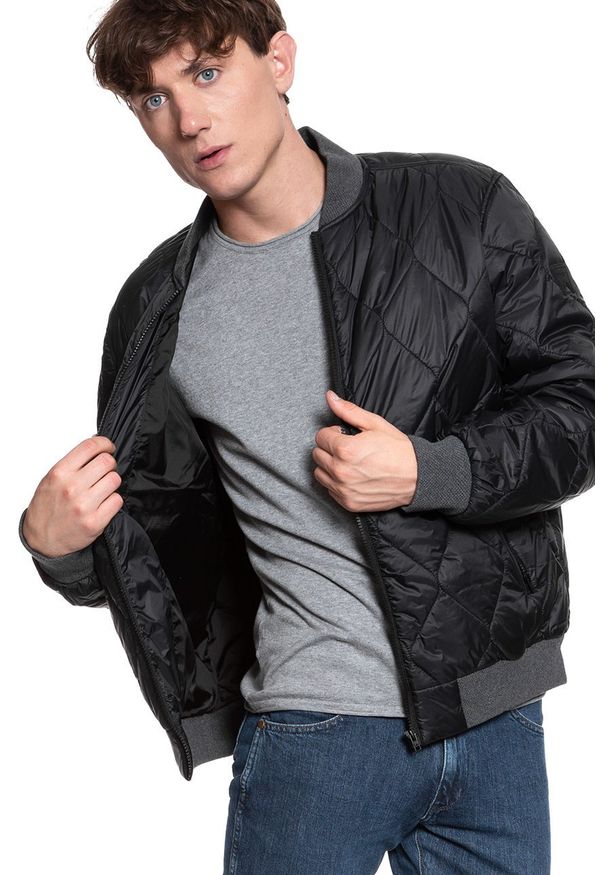 Wrangler - KURTKA WRANGLER BOMBER JACKET BLACK W4A6Y8100. Kolor: czarny