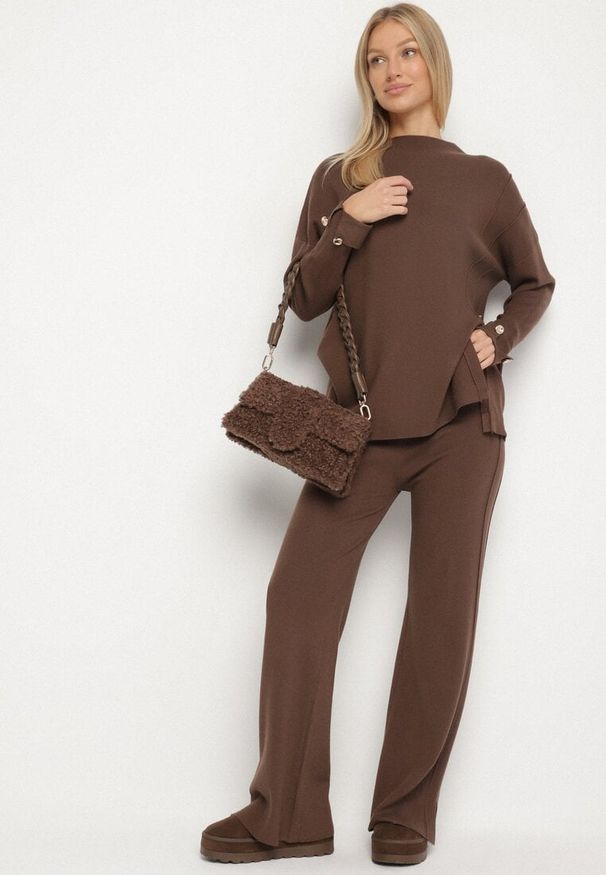 Born2be - Brązowy Dzianinowy Komplet z Wiskozą Spodnie i Sweter Zdobiony Guzikami Unisea. Kolor: brązowy. Materiał: wiskoza, dzianina. Wzór: aplikacja