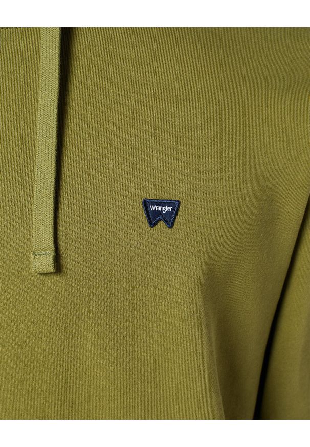 Wrangler - WRANGLER SIGN OFF HOODIE MĘSKA BLUZA Z KAPTUREM NIEROZPINANA DUSTY OLIVE 112350546 W651017998. Typ kołnierza: kaptur