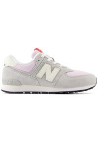 Buty dziecięce New Balance GC574GNK – szare. Okazja: na uczelnię, na co dzień. Kolor: szary. Materiał: materiał, syntetyk, skóra. Szerokość cholewki: normalna. Model: New Balance 574. Sport: turystyka piesza #1